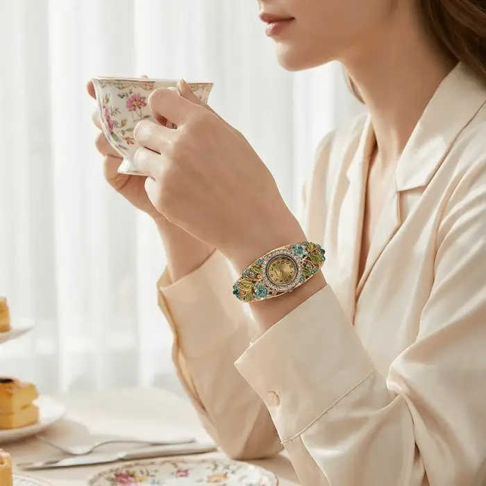 Montre à cadran rond motif fleur et papillon