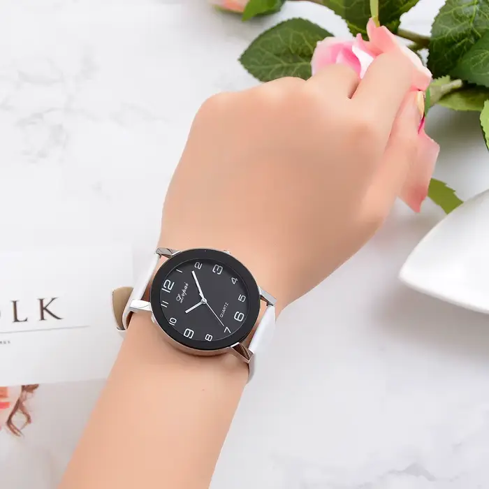 Montre noire pour femme