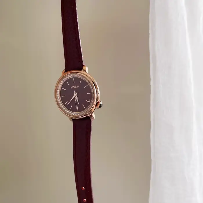 Montre rétro chic à cadran rond bordeaux sertie de diamants pour femmes occasions spéciales