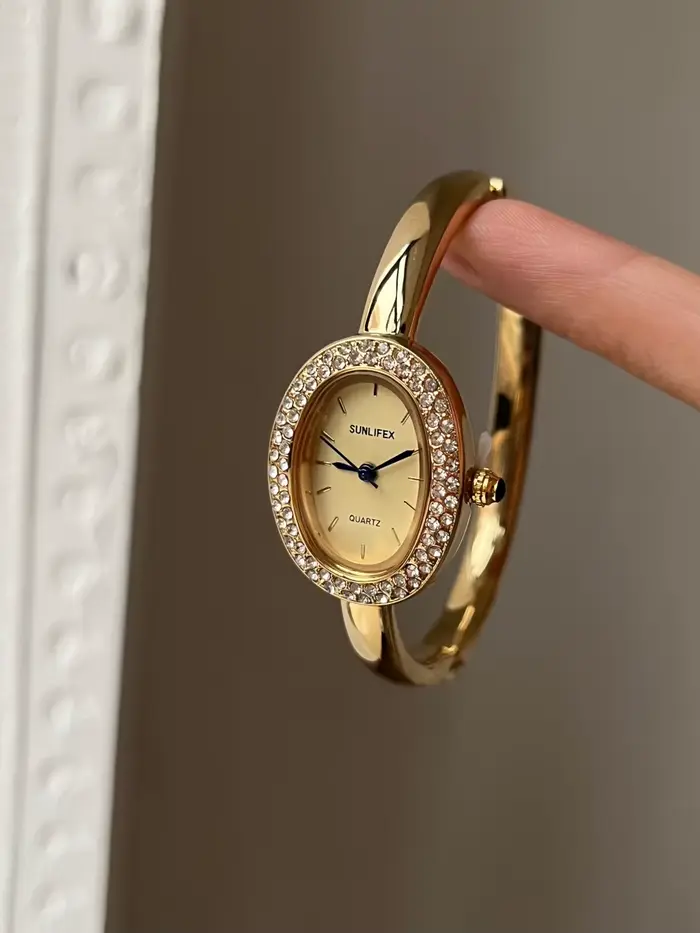 Montre-bracelet ovale en or pour baignoire