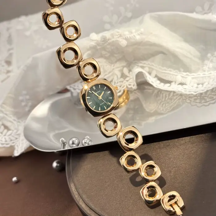 Montres élégantes avec des boîtiers carrés-ronds et des chaînes uniques à maillons irréguliers