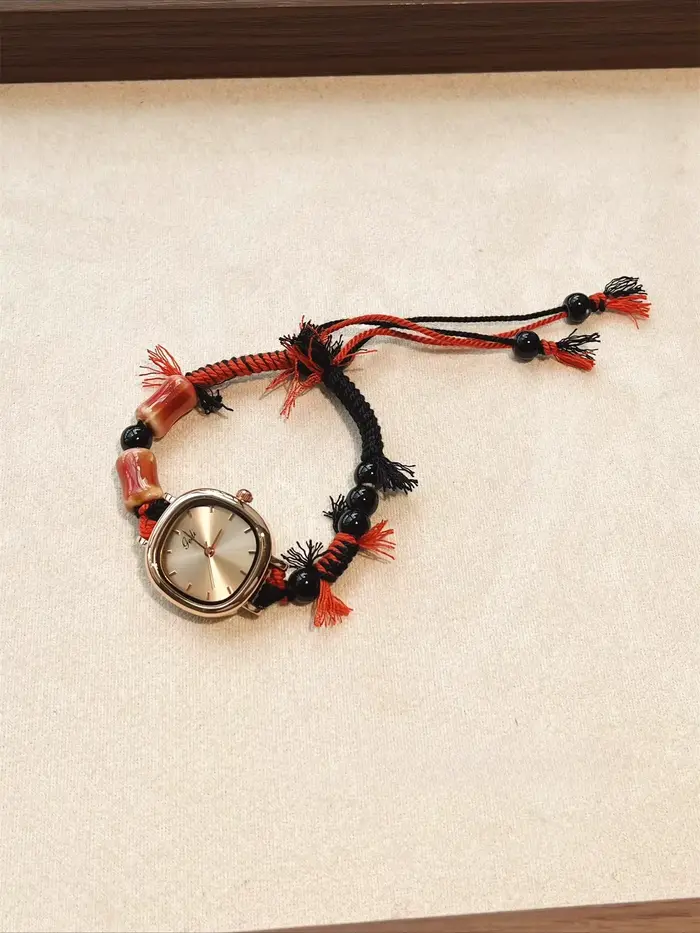 Montre au design créatif pour femme : luxe léger