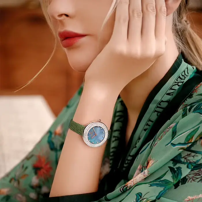 Montre à Quartz Entièrement en Diamant pour Femme Design de Bague Luxe Léger Étanche Occasions Spéciales