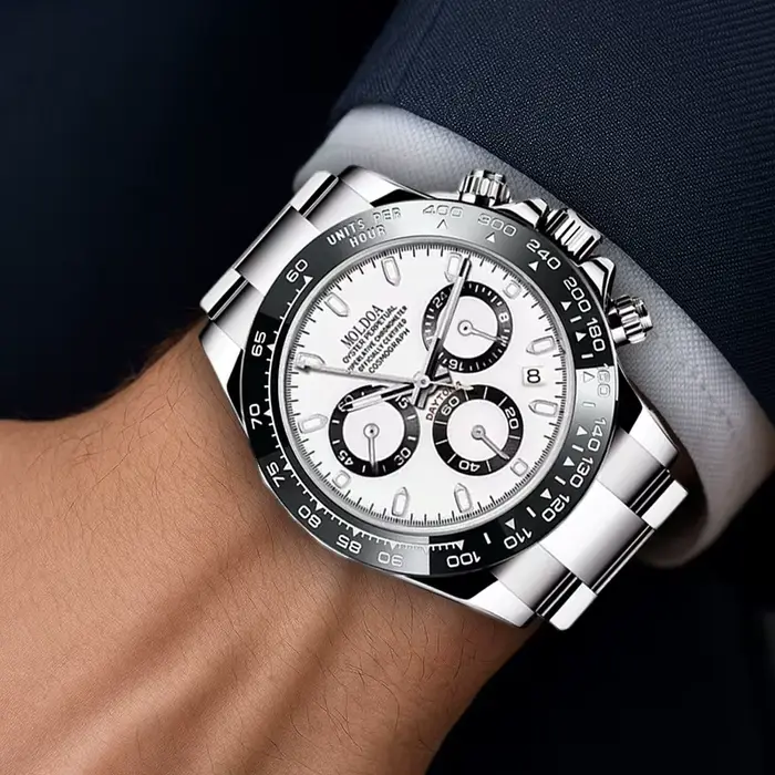 Une montre à quartz multifonctionnelle tendance en acier inoxydable argenté pour hommes avec affichage de points et de lignes.