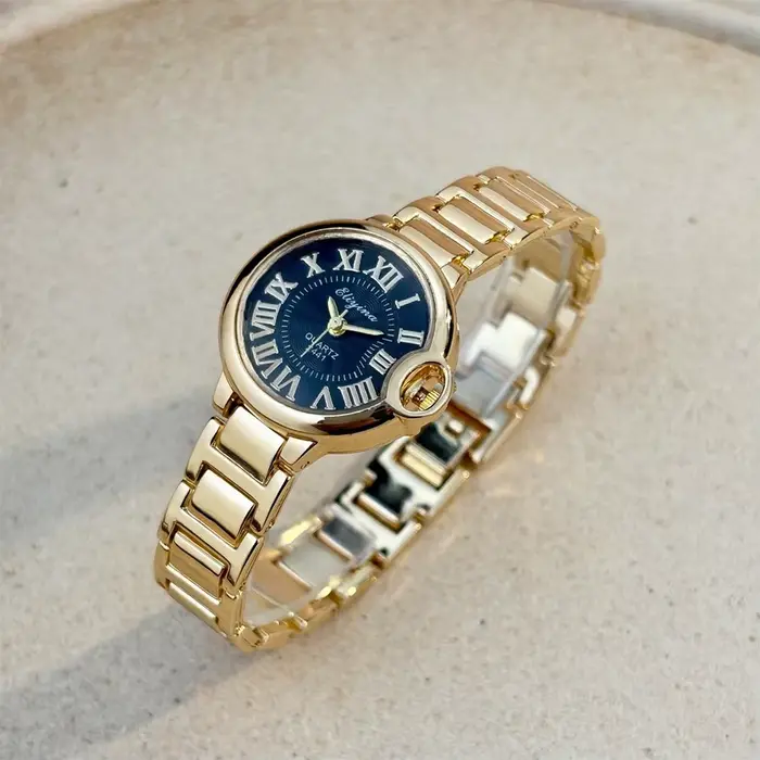 Montre-bracelet élégante pour femmes avec bracelet en acier allié et affichage en chiffres romains pour les occasions spéciales et quotidiennes