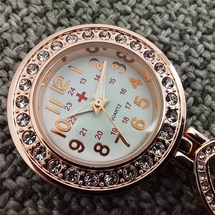 Personnalisé personnalisé gravé avec votre nom médecin horloge broche Zircon cristal Strass soins de santé coeur Fob infirmière montre