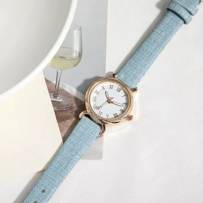 Montre-bracelet élégante pour femmes en plastique avec bracelet réglable en faux cuir pour étudiantes et usages quotidiens