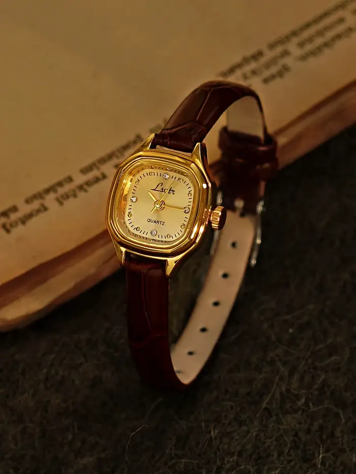 Montre mini dorée à cadran carré style vintage bracelet en cuir marron résistant à l'eau pour femme occasions spéciales