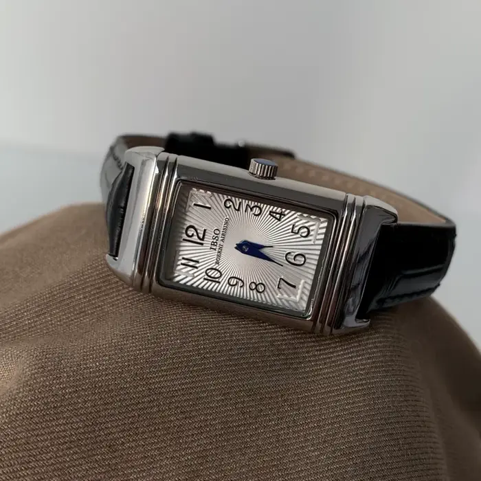 Nouvelle montre à quartz rétro carrée pour femme avec boîtier réversible et bracelet en cuir
