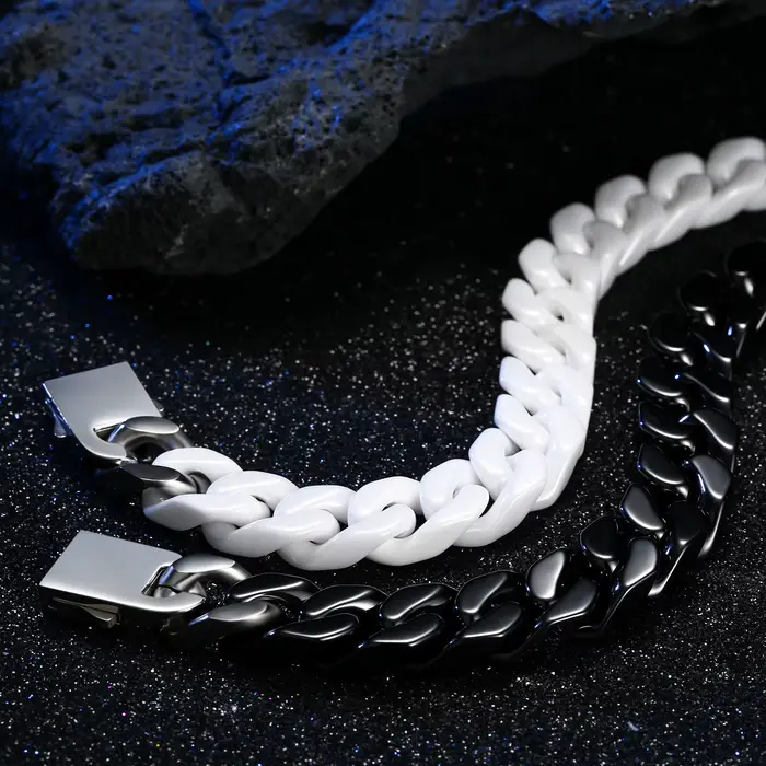 Bracelet en céramique à maillons cubains pour homme hypoallergénique jet noir blanc audacieux confortable pour tous les jours