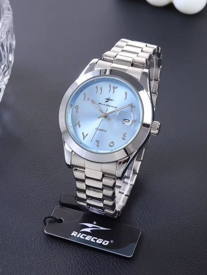 Une montre-bracelet à quartz avec un bracelet en acier inoxydable et un cadran personnalisé