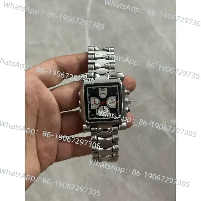 Montre homme carrée avec cadran large et mouvement à quartz résistant à l'eau pour hommes style moderne occassions quotidiennes et formelles