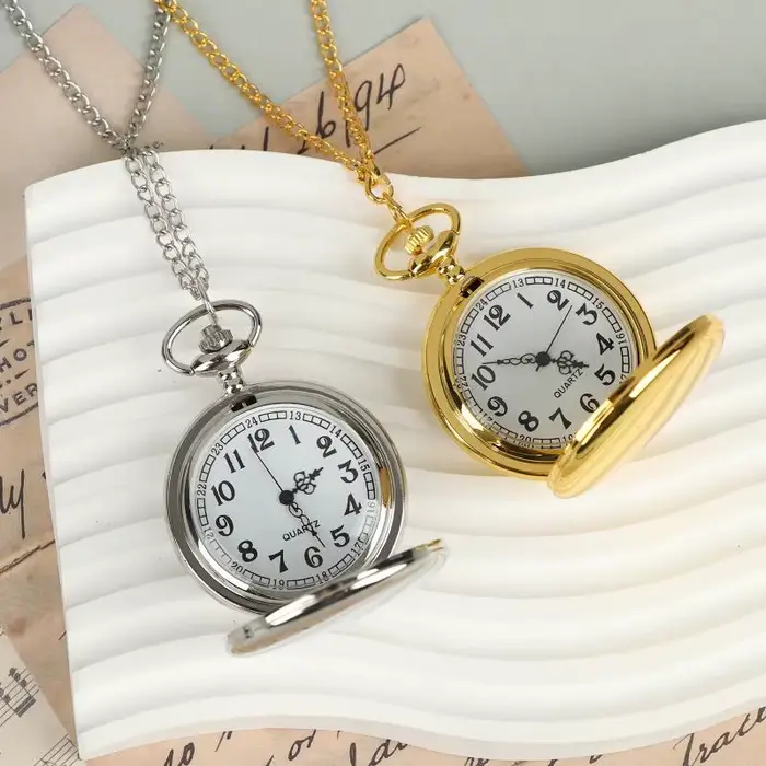 Montre de poche rétro classique avec cadran numérique simple chaîne à suspendre et couvercle rabattable pour femmes et hommes occasions spéciales