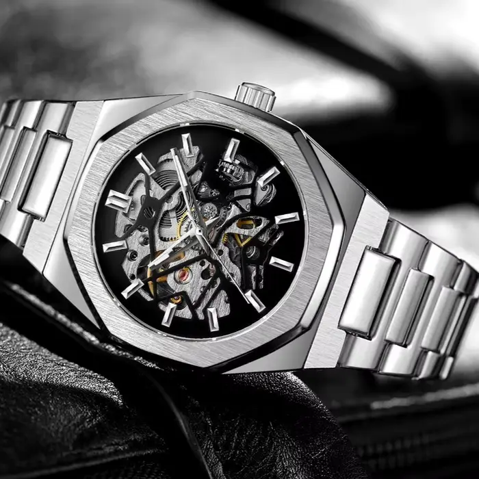 Montre squelette classique Forsining automatique pour hommes avec aiguilles lumineuses et bracelet en acier inoxydable pour occasions spéciales