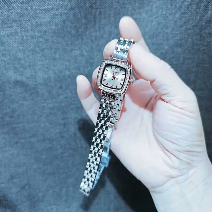 Montre carrée SUNMATE en alliage avec bracelet en acier inoxydable résistante à l'eau pour femmes occasions spéciales haute qualité quartz style fashion casual