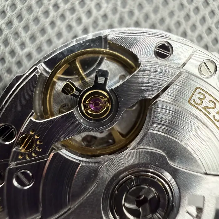 Mouvement automatique Shanghai 40mm et 36mm avec affichage jour et date en anglais et rouge ou blanc pour homme et femme occasions spéciales