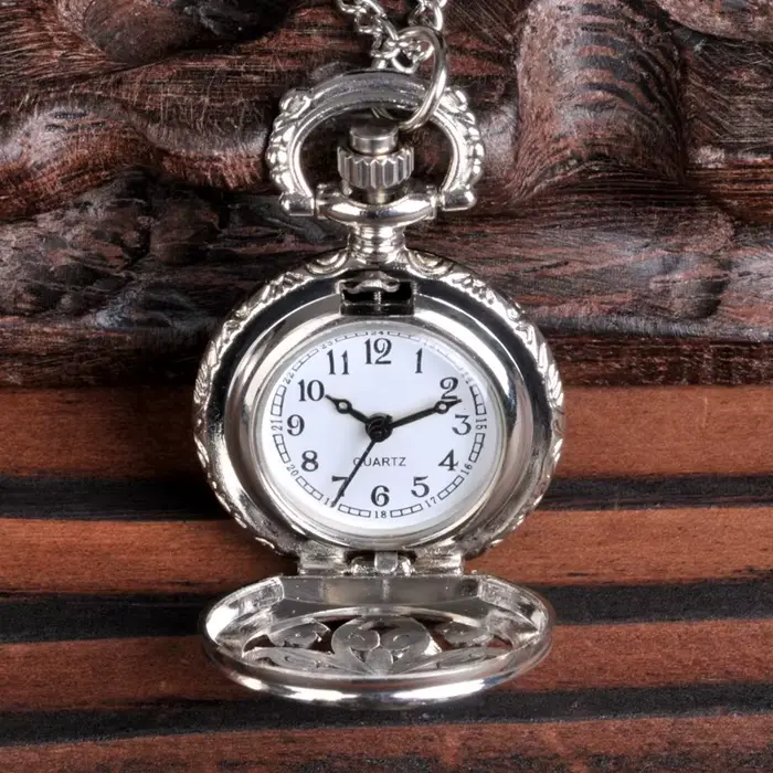 Montre de poche creuse en forme de fleur pour femmes