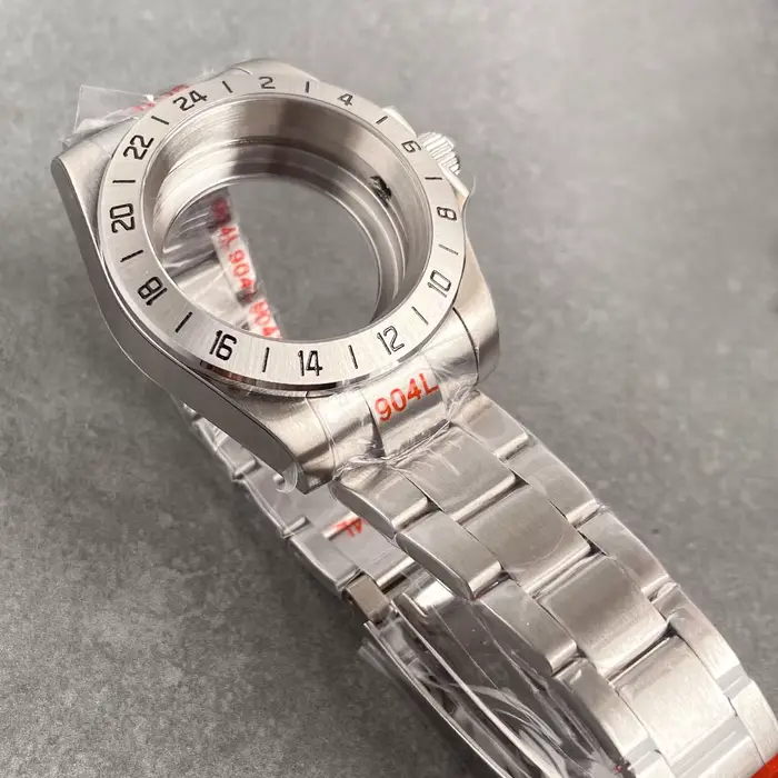 Montre Tandorio avec cadran bicolore 24 heures GMT boîtier en acier inoxydable bracelet en acier inoxydable pour homme et femme occasions spéciales