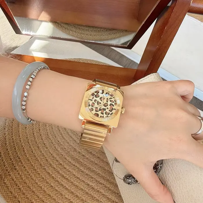2026 nouvelle montre imprimé léopard mode femme bracelet en acier exquis grande plaque femmes luxe