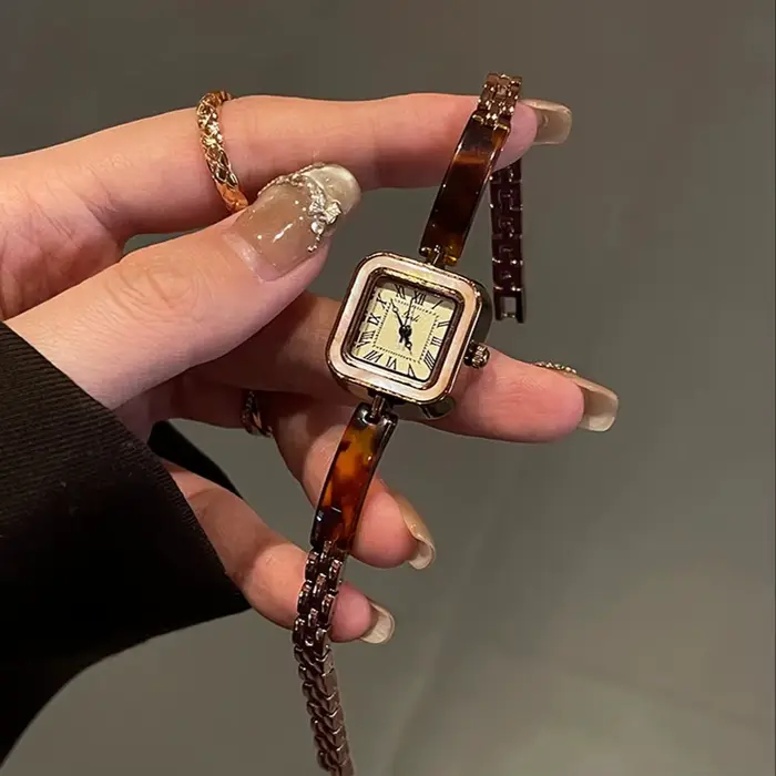 Montre de luxe vintage pour femmes avec chiffres romains et cadran carré quartz bracelet acier occasion spéciale à offrir