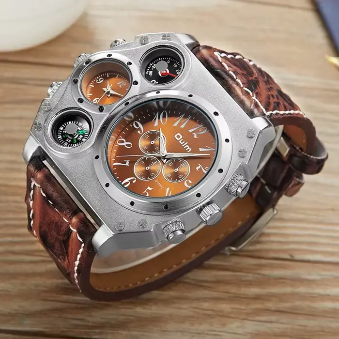 Montre Oulm Unique pour Hommes Style Sportive Fuseau Horaire Multiple Bracelet en Cuir Occasions Aventures Militaires