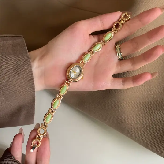 Montre ovale luxe quartz avec pierres précieuses colorées pour femmes occasions spéciales élégantes et sophistiquées