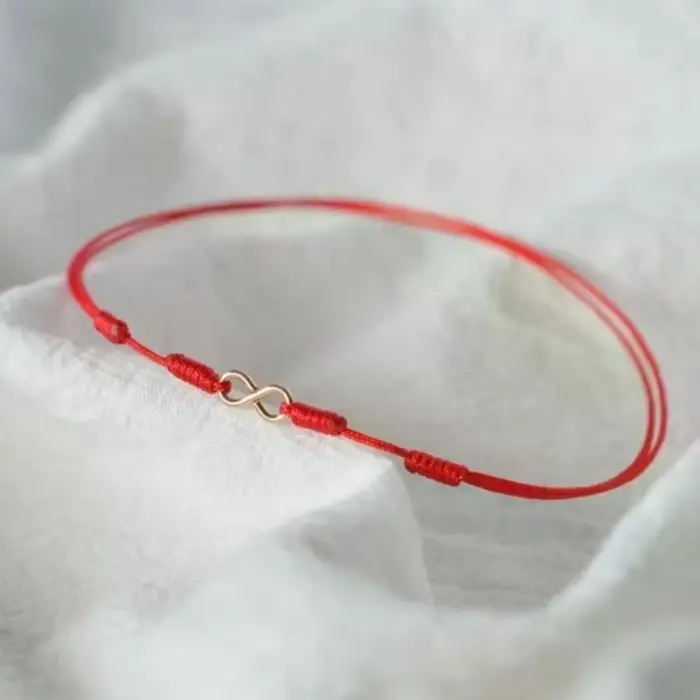 Bracelet en corde rouge tressé à la main