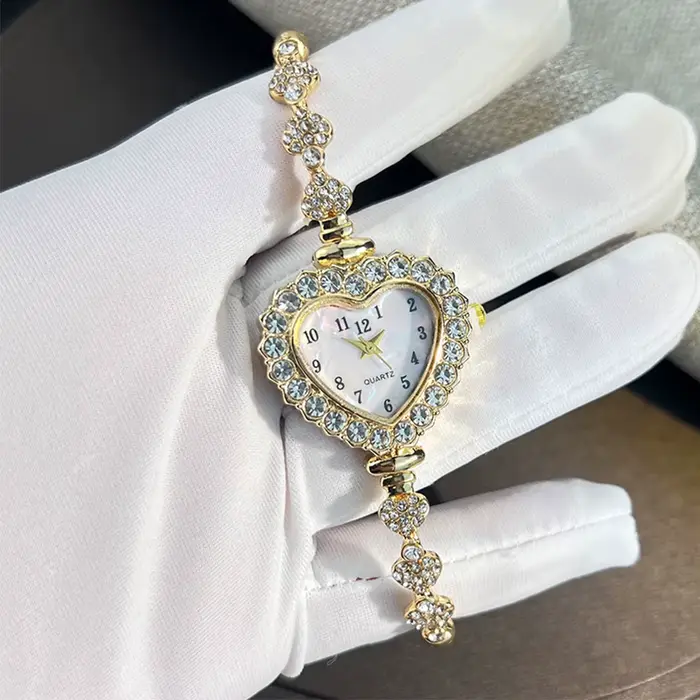Montre Femme Fleur Cloutée Diamant