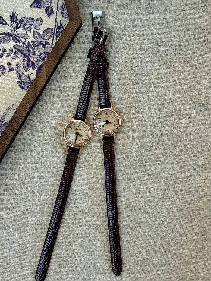 Cette montre pour femme avec bracelet en cuir couleur café de style vintage est décontractée et élégante
