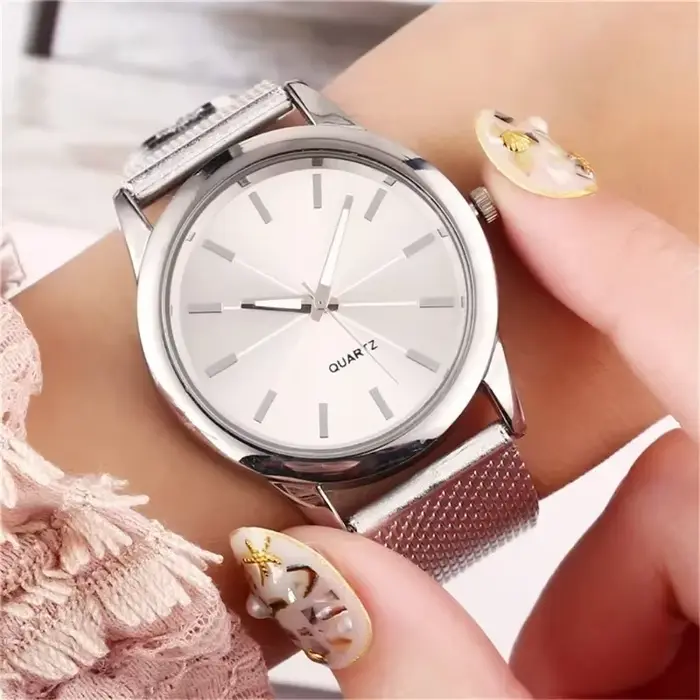 Montre pour femme élégante en argent de luxe