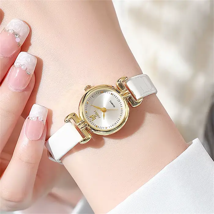 Mode 2024 nouvelles dames petits diamants simples montre à Quartz en cuir noir femmes robe horloge cadeau montre-bracelet
