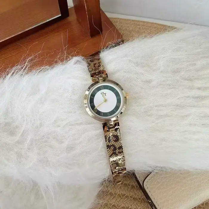 Montre pour femme avec imprimé léopard et cadran vintage décontracté pour toutes les occasions