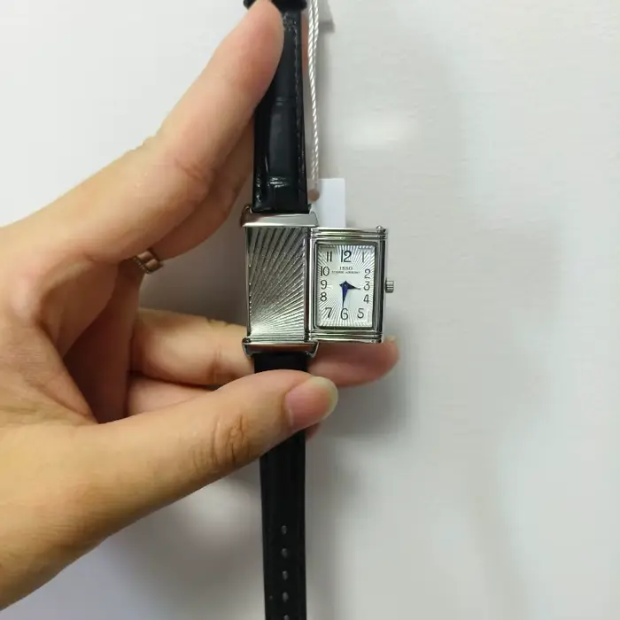 Nouvelle montre à quartz rétro carrée pour femme avec boîtier réversible et bracelet en cuir