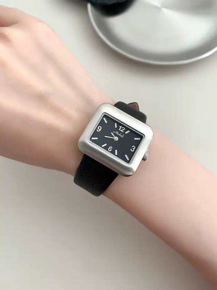 Montre carrée de mode pour femme élégante résistante à l'eau avec bracelet en cuir pour occasions spéciales femmes style casual et chic