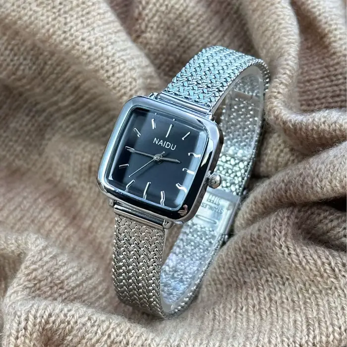 Montre élégante et moderne pour femme avec mouvement quartz et boîtier carré occasions spéciales