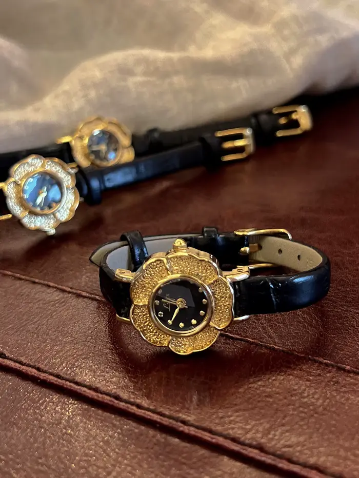 1 montre pour femme de style français rétro avec petit cadran doré et fleur de camélia